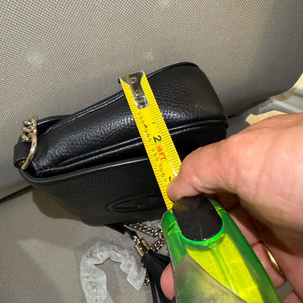 Gucci Black Crossbody Bag with Iconic Logo and Flap Closure - Picture 7 of 7